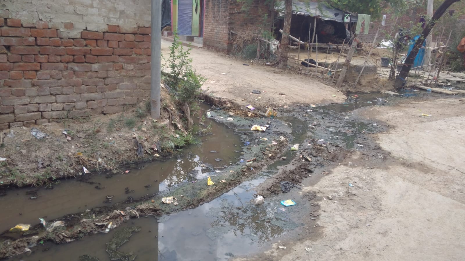 Banda: Drains choke, dirty water flowing on the road Banda: Drains choke, dirty water flowing on the road