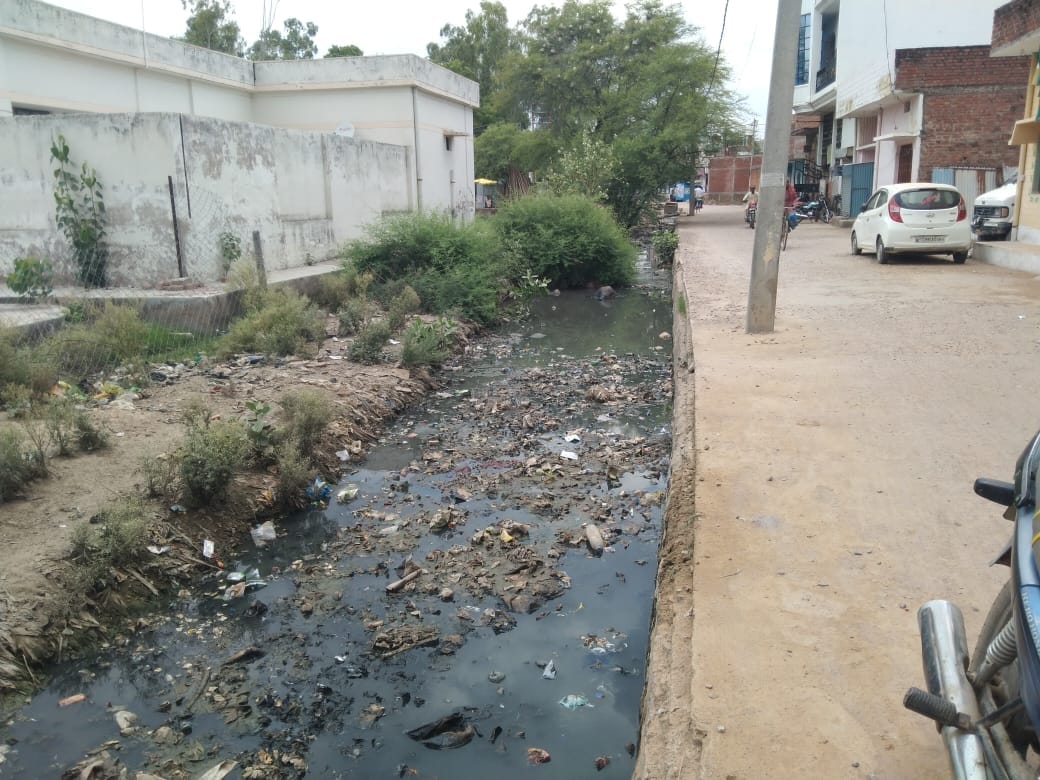 Banda: Drains choke, dirty water flowing on the road Banda: Drains choke, dirty water flowing on the road