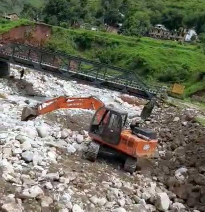 बागेश्वर की असों-बसकूना रोड से जेसीबी से हटाया जा रहा मलबा। संवाद न्यूज एजेंसी बागेश्वर की असों-बसकूना रोड से जेसीबी से हटाया जा रहा मलबा। संवाद न्यूज एजेंसी