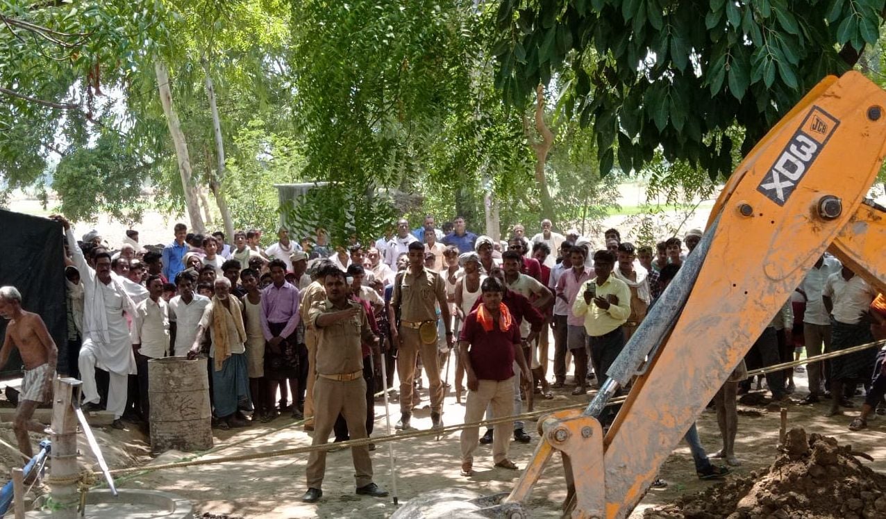 फोटो-16- जेसीबी से रेस्क्यू अभियान में जुटी पुलिस