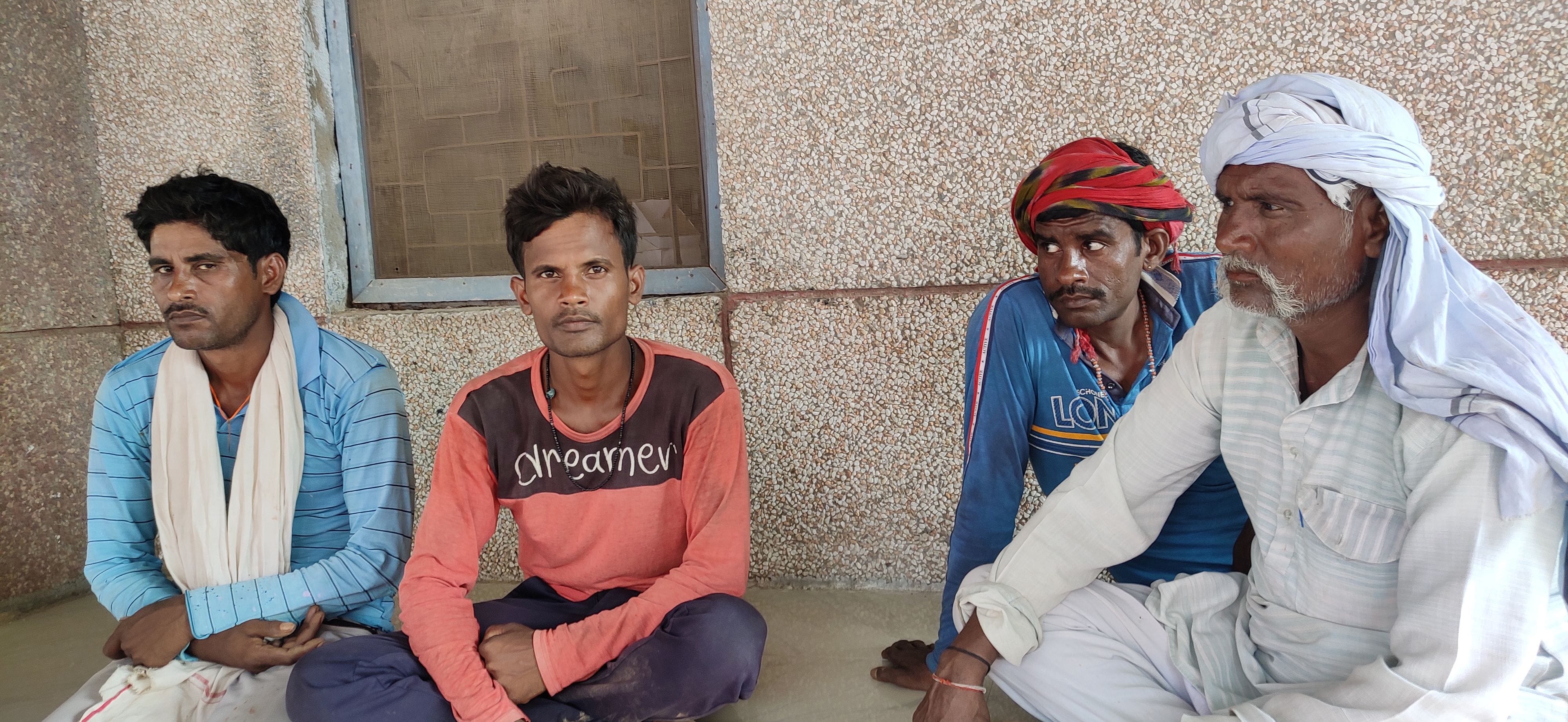 फोटो- 4- घटना की जानकारी देते मृतक के परिजन। संवाद फोटो- 4- घटना की जानकारी देते मृतक के परिजन। संवाद