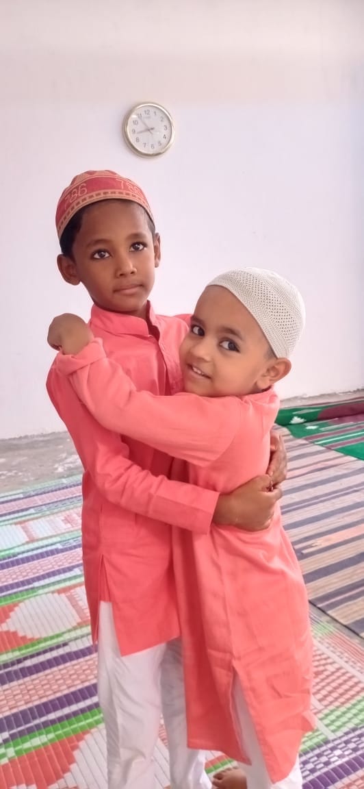 गले मिलकर एक-दूसरे को बकरीद की मुबारकबाद देते बच्चे। संवाद गले मिलकर एक-दूसरे को बकरीद की मुबारकबाद देते बच्चे। संवाद