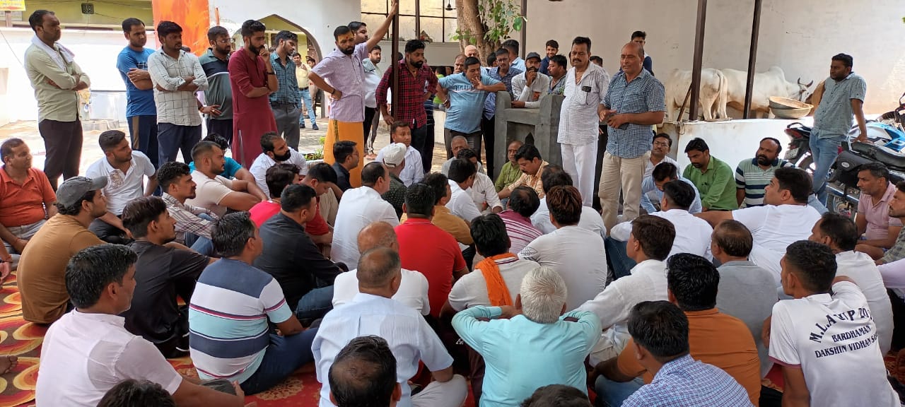 गौशाला द्वार पर मांस मिलने के बाद पंचायत करते हिंदू संगठन कार्यकर्ता गौशाला द्वार पर मांस मिलने के बाद पंचायत करते हिंदू संगठन कार्यकर्ता