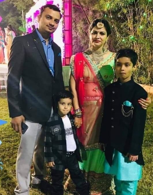 हम दो हमारे दो का संदेश देते सचिन राठी व उनकी पत्नी रूबी राठी हम दो हमारे दो का संदेश देते सचिन राठी व उनकी पत्नी रूबी राठी
