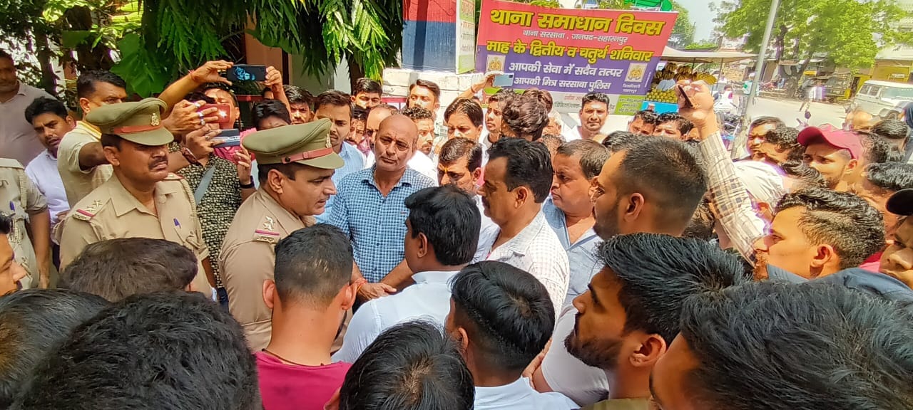 हिंदू संगठन कार्यकर्ताओं को समझाते थानाध्यक्ष हिंदू संगठन कार्यकर्ताओं को समझाते थानाध्यक्ष