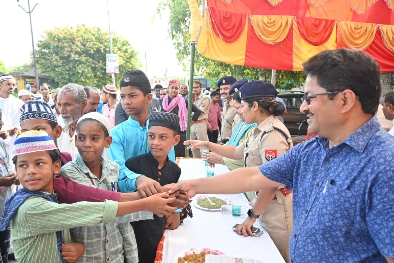 ईदगाह के बाहर मुस्लिम समुदाय के लोगों व बच्चों को पर्व की बधाई देते डीएम पीसी श्रीवास्तव, एसपी चा? ईदगाह के बाहर मुस्लिम समुदाय के लोगों व बच्चों को पर्व की बधाई देते डीएम पीसी श्रीवास्तव, एसपी चा?