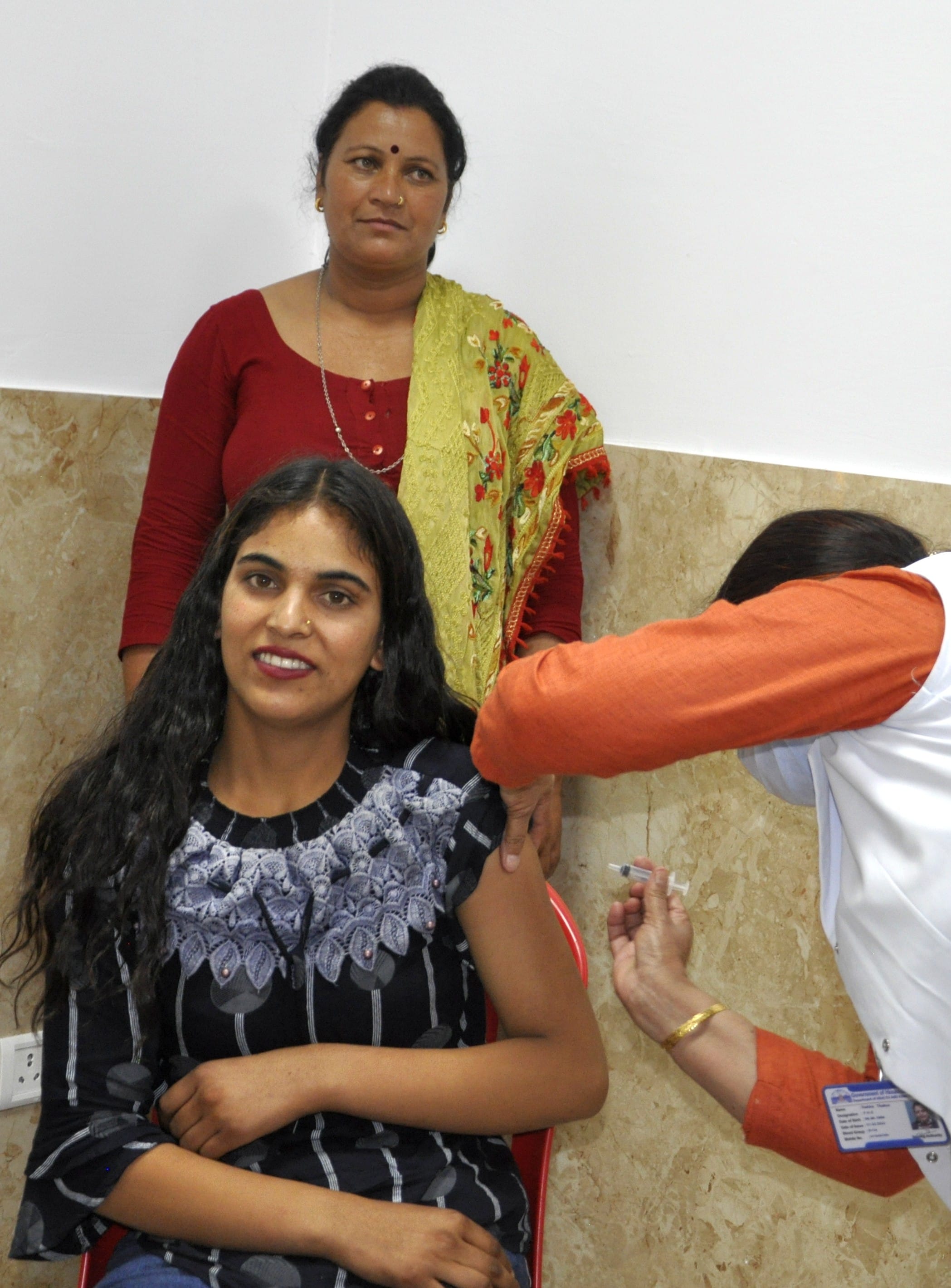 कुल्लू के क्षेत्रीय अस्पताल में कोरोना वैक्सीन की डोज लगाते हुए खुशी जाहिर करती युवती।-संवाद कुल्लू के क्षेत्रीय अस्पताल में कोरोना वैक्सीन की डोज लगाते हुए खुशी जाहिर करती युवती।-संवाद