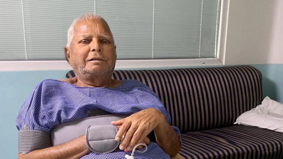 Lalu Yadav Stopped From Reciting Gita In Aiims, Tej Pratap Said In A Fit Of  Rage – This Is A Great Sin, The Price Has To Be Paid - Lalu Yadav Health:
