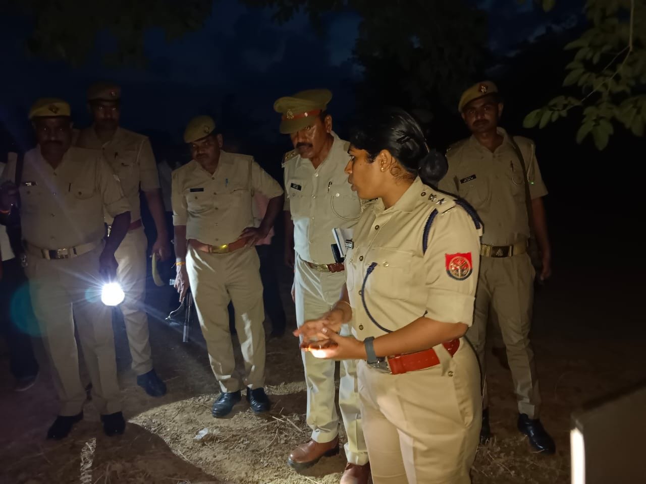 मौके पर जांच पड़ताल करतीं एसपी चारू निगम। संवाद मौके पर जांच पड़ताल करतीं एसपी चारू निगम। संवाद