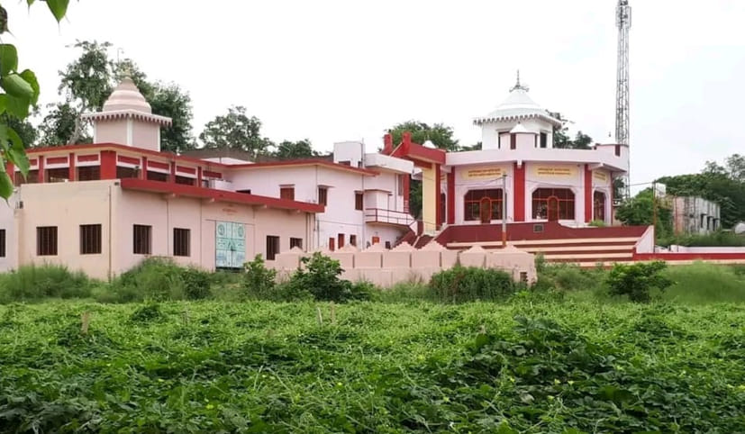 मिरगपुर में गुरू बाबा फकीरादास की तपोस्थली पर स्थित भव्य मंदिर मिरगपुर में गुरू बाबा फकीरादास की तपोस्थली पर स्थित भव्य मंदिर