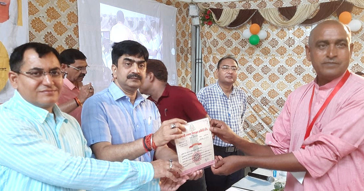 मिशन कंपाउंड स्थित गन्ना समिति किसान में महेशपुर के किसान मदन सिंह अंश प्रमाण पत्र प्रदान करते ड? मिशन कंपाउंड स्थित गन्ना समिति किसान में महेशपुर के किसान मदन सिंह अंश प्रमाण पत्र प्रदान करते ड?