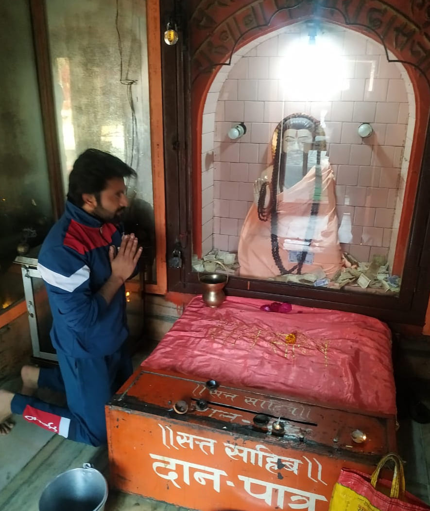 मंदिर में गुरू बाबा फकीरादास की पूजा अर्चना करते श्रद्धालु मंदिर में गुरू बाबा फकीरादास की पूजा अर्चना करते श्रद्धालु
