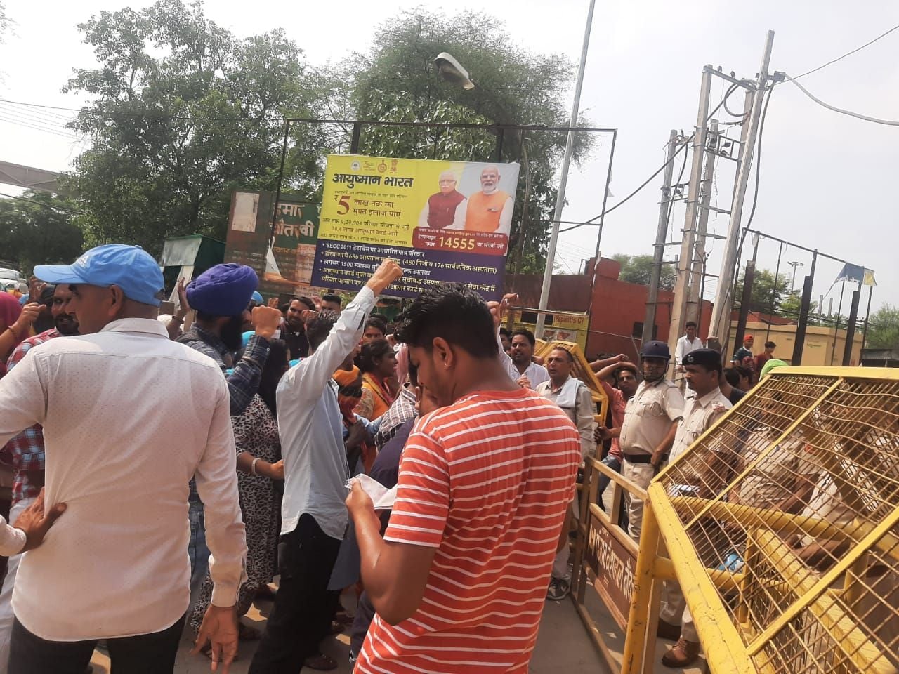 सीएमओ कार्यालय का घेराव करने निकले कर्मचारियों को बैरिकेड लगाकर रोकती पुलिस। संवाद सीएमओ कार्यालय का घेराव करने निकले कर्मचारियों को बैरिकेड लगाकर रोकती पुलिस। संवाद