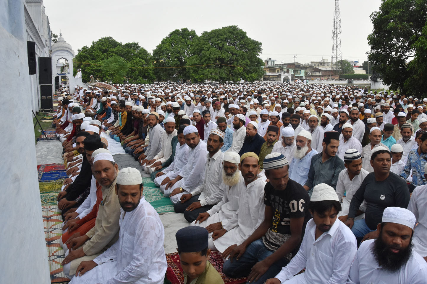सहारनपुर के अंबाला रोड स्थित ईदगाह में ईद की नमाज अदा करते मुस्लिम समाज के लोग सहारनपुर के अंबाला रोड स्थित ईदगाह में ईद की नमाज अदा करते मुस्लिम समाज के लोग