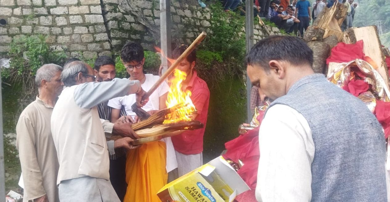 सराज घाटी के लंबाथाम शमशानघाट पर सैनिक पिता को मुखाग्नि की रस्म को निभाता बेटा संवाद सराज घाटी के लंबाथाम शमशानघाट पर सैनिक पिता को मुखाग्नि की रस्म को निभाता बेटा संवाद