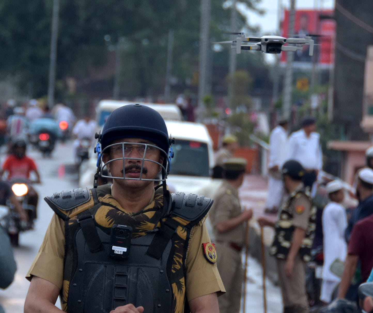 सुरक्षा को लेकर सहारनपुर के अंबाला रोड स्थित ईदगाह में ईद की नमाज के दौरान ड्रोन से निगरानी करती ? सुरक्षा को लेकर सहारनपुर के अंबाला रोड स्थित ईदगाह में ईद की नमाज के दौरान ड्रोन से निगरानी करती ?