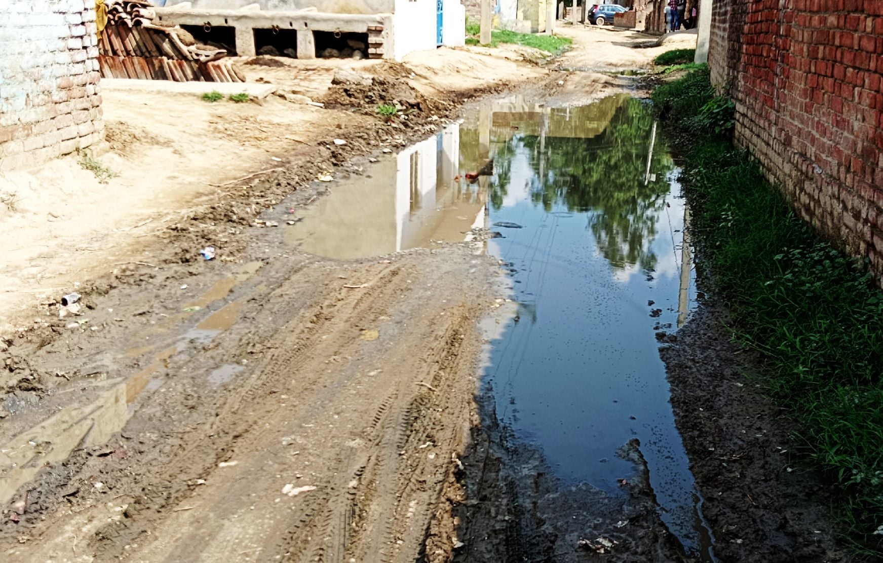 शाहजहांपुर के विकास खंड खुदागंज के बैवहा गांव खस्ताहाल नालियों के गंदे पानी से सड़क पर हुआ जलभरा?