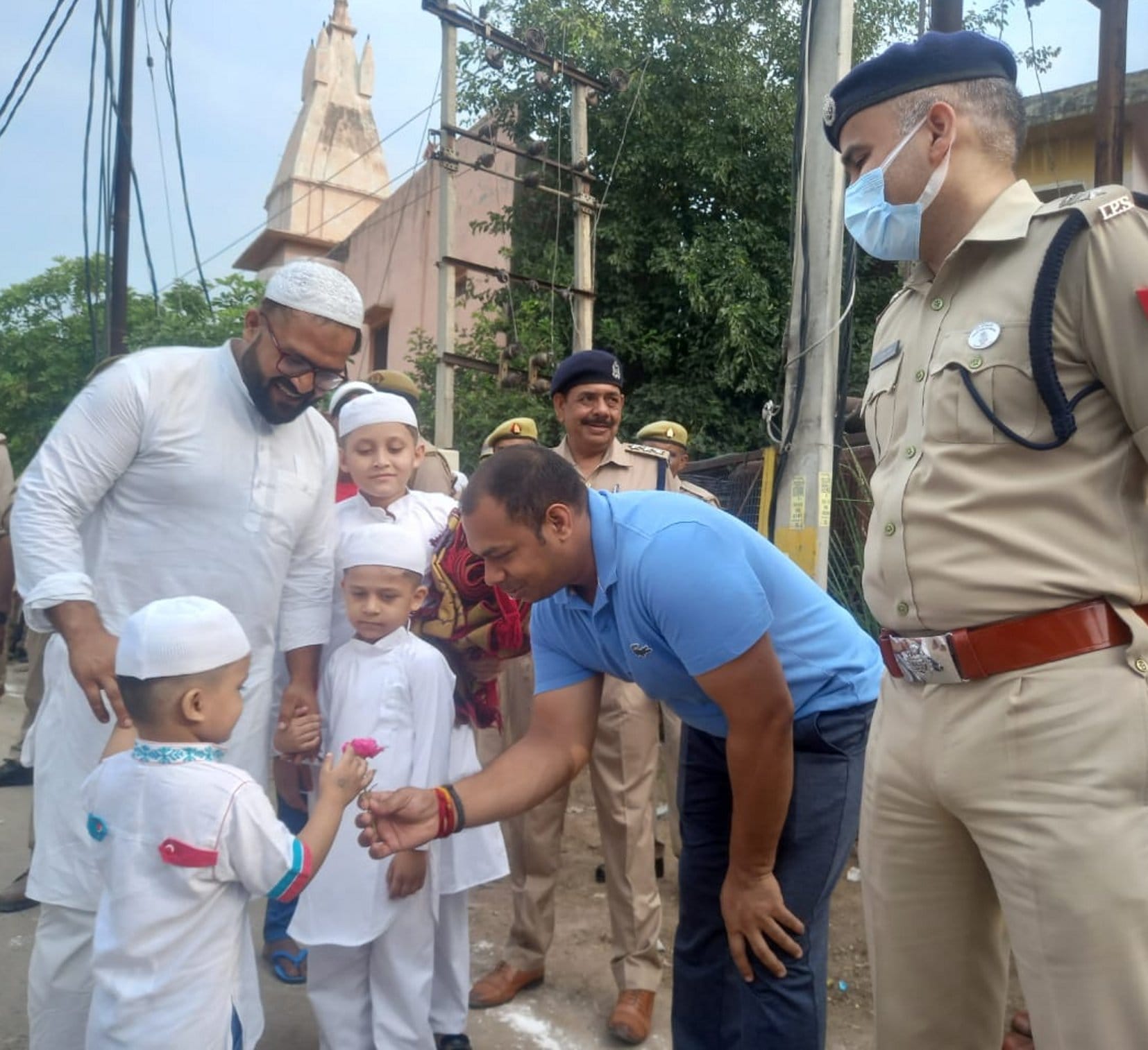 थैंक्यू डीएम अंकल जी: बागपत ईदगाह पर ईद- उल- अजहा की नमाज के बाद बच्चें को गुलाब का फूल देकर ईद की मु? थैंक्यू डीएम अंकल जी: बागपत ईदगाह पर ईद- उल- अजहा की नमाज के बाद बच्चें को गुलाब का फूल देकर ईद की मु?
