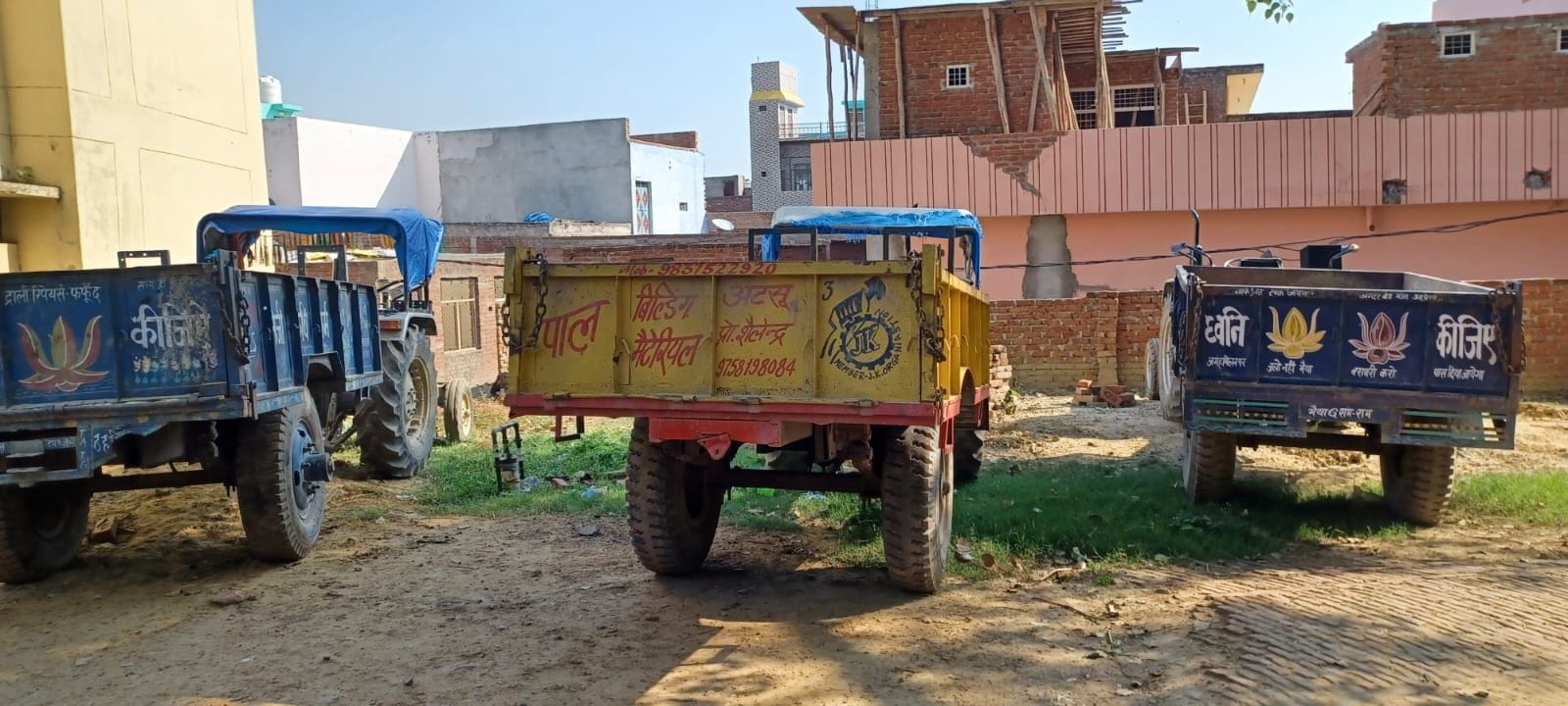 थाना परिसर में खड़े अवैध मिट्टी खनन में पकड़े गए ट्रैक्टर। संवाद थाना परिसर में खड़े अवैध मिट्टी खनन में पकड़े गए ट्रैक्टर। संवाद