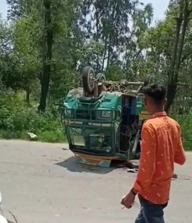 दुर्घटना के बाद पलटा थ्रीव्हीलर दुर्घटना के बाद पलटा थ्रीव्हीलर