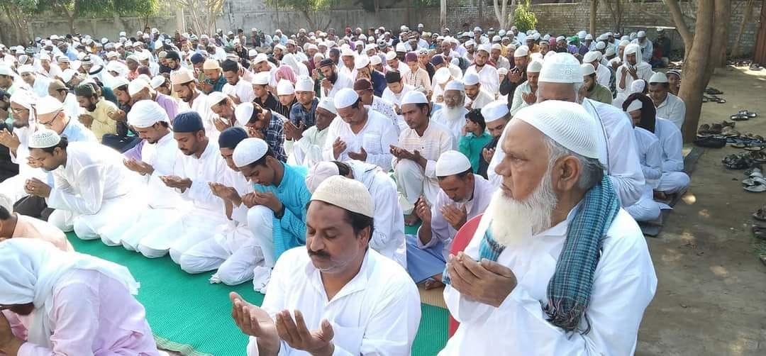 दयालपुर स्थित ईदगाह में नमाज अदा करते नामाजी। संवाद दयालपुर स्थित ईदगाह में नमाज अदा करते नामाजी। संवाद