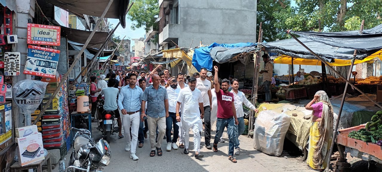 विरोध में जुलूस निकालते हिंदू समाज के लोग विरोध में जुलूस निकालते हिंदू समाज के लोग