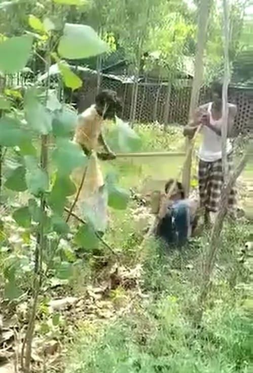 बिजनौर : अफजलगढ़ के गांव मानियावाला में मोबाइल चोरी के शक में पेड़ से बांधकर युवक की पिटाई करते ग्