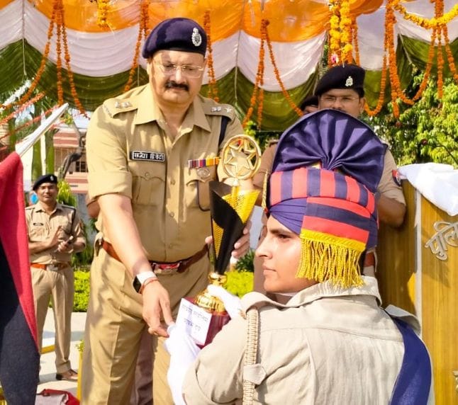 फोटो-03- पुलिस लाइन में रिक्रूट को प्रमाण पत्र देते पुलिस अधीक्षक राजेश द्विवेदी फोटो-03- पुलिस लाइन में रिक्रूट को प्रमाण पत्र देते पुलिस अधीक्षक राजेश द्विवेदी
