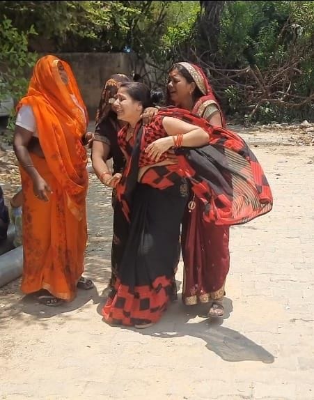 जिला अस्पताल में रोती बिलखती मृतक की बहन रिंकी। संवाद