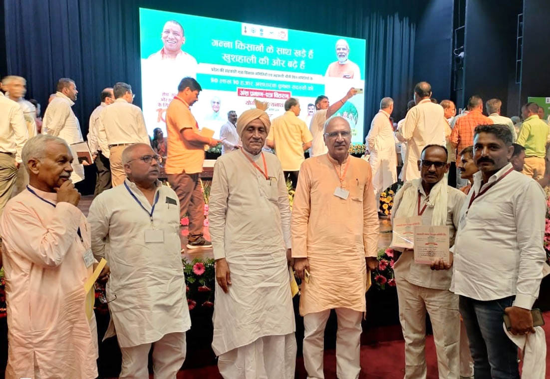 लखनऊ मे गन्ना किसानो को शेयर प्रमाण पत्र वितरण कार्यक्रम मे किसानो के साथ बागपत गन्ना समिति चेयर?