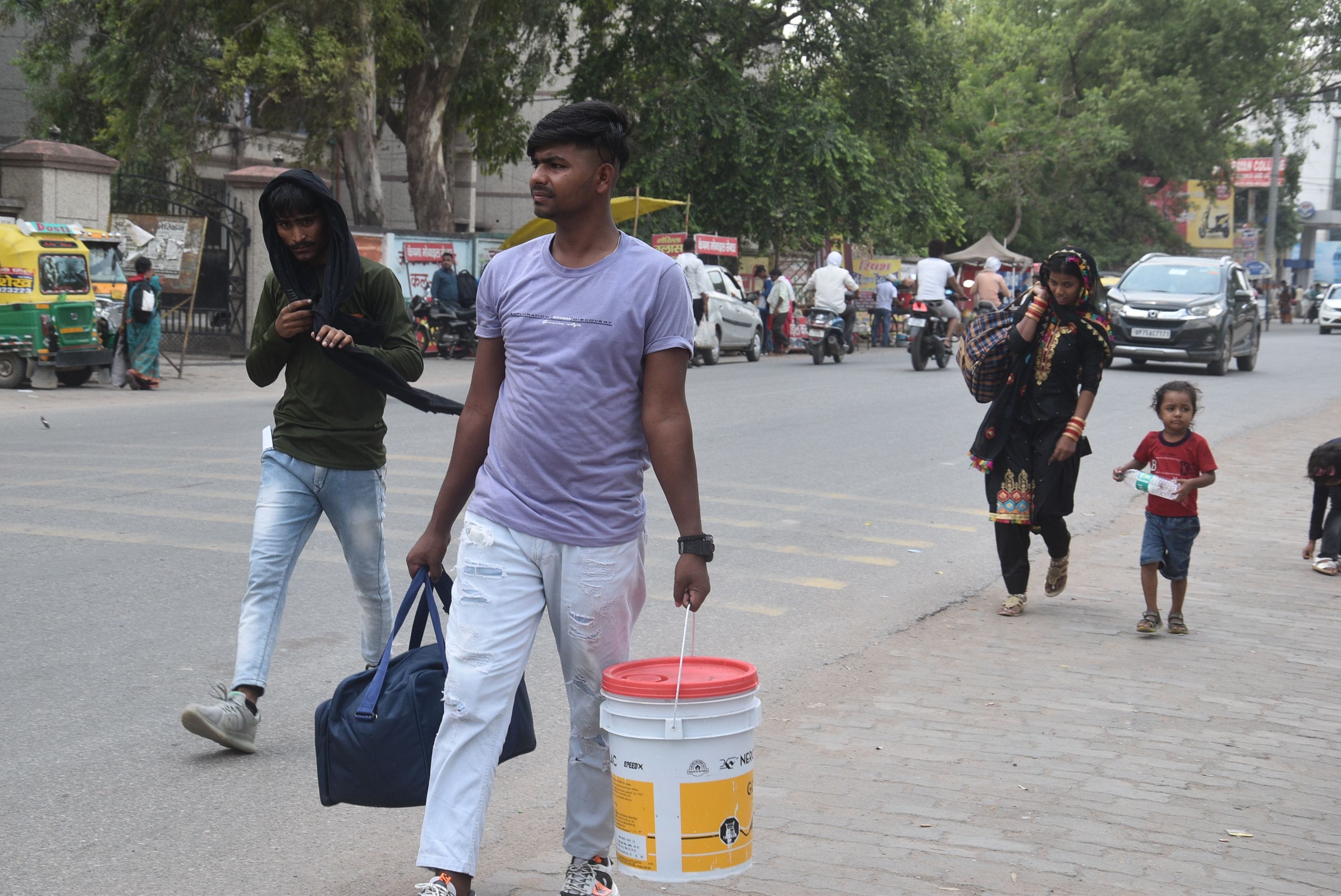 माल गोदाम रोड पर बस के इंतजार में भटकते यात्री। संवाद