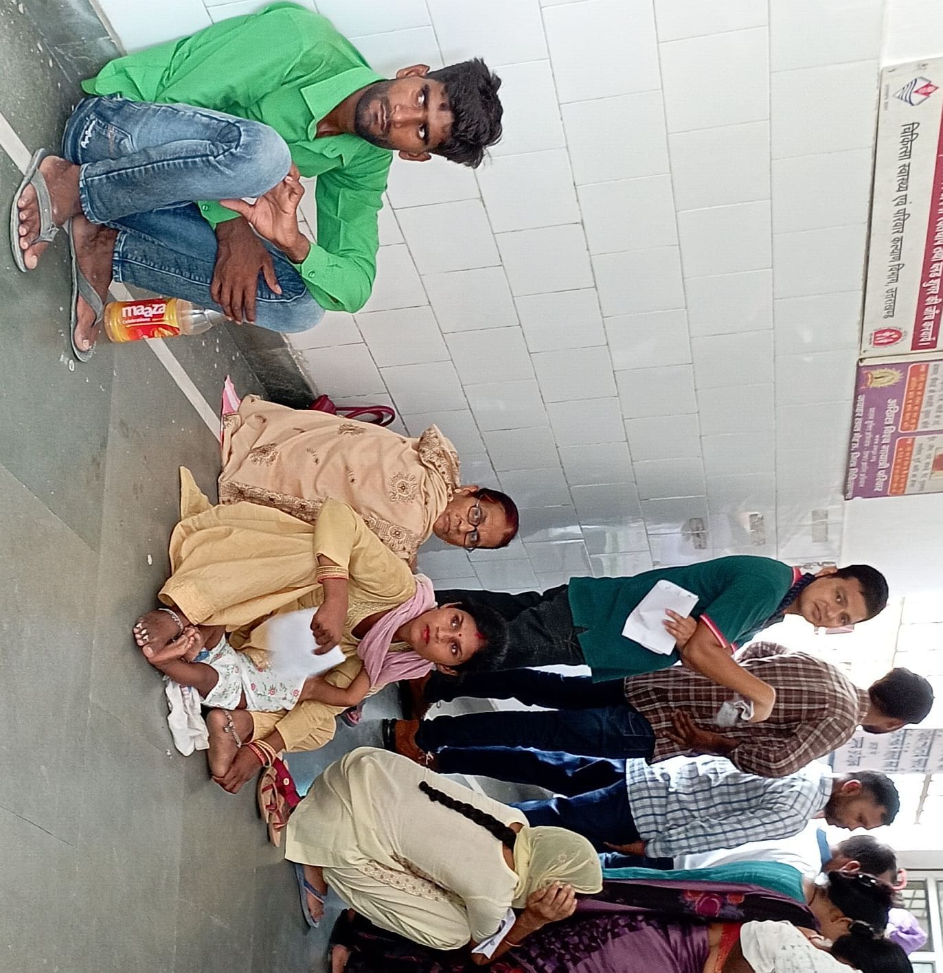ओपीडी में स्वास्थ्य जांच के लिए पहुंचे लोग थककर जमीन पर बैठ गए। ओपीडी में स्वास्थ्य जांच के लिए पहुंचे लोग थककर जमीन पर बैठ गए।