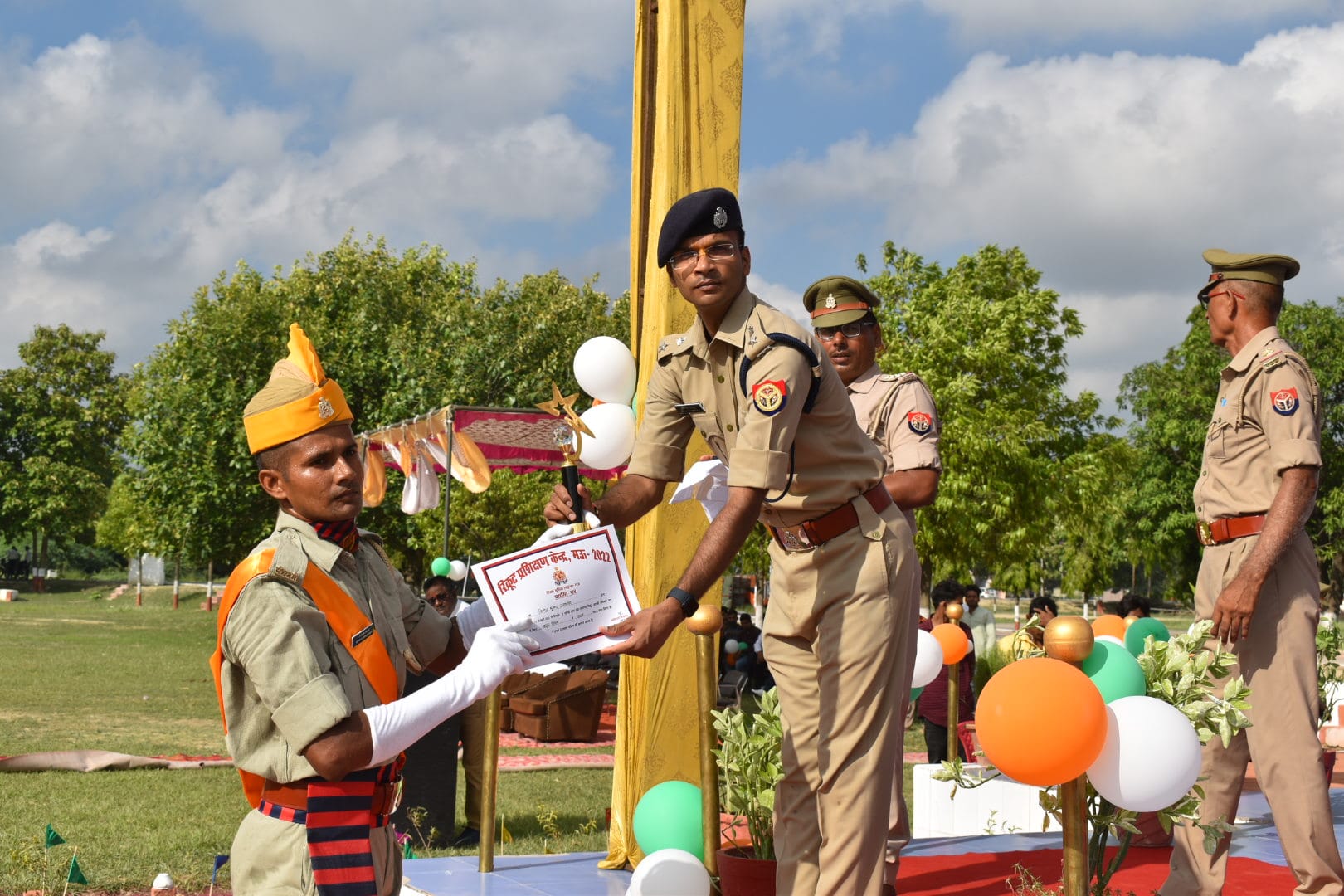 पुलिस लाइन में रिक्रूट आरक्षियों के दीक्षांत परेड के दौरान अच्छे प्रदर्शन पर रिक्रूट आरक्षी को ?