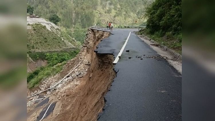 Uttarakhand Weather: चार जिलों में भारी बारिश का येलो अलर्ट, तीन नेशनल हाईवे समेत 200 सड़कें बंद