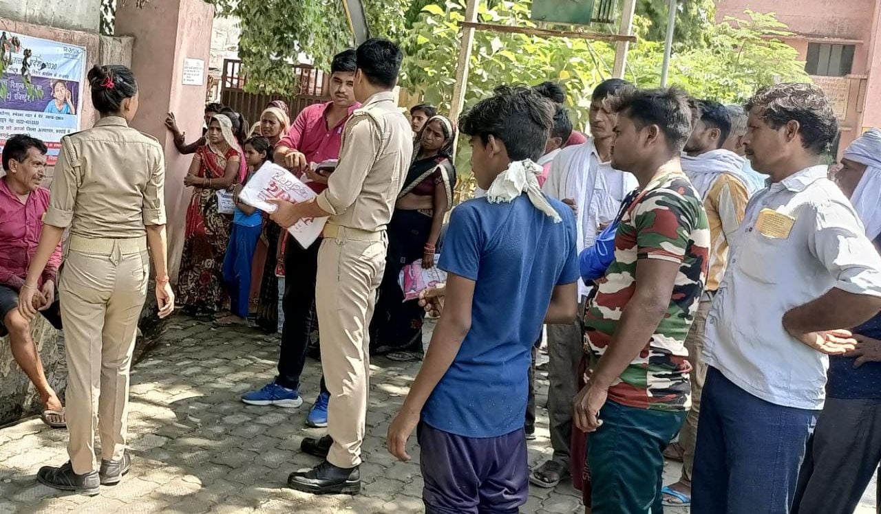 फोटो-25- सीएचसी मे खड़े मृतक के परिजन फोटो-25- सीएचसी मे खड़े मृतक के परिजन