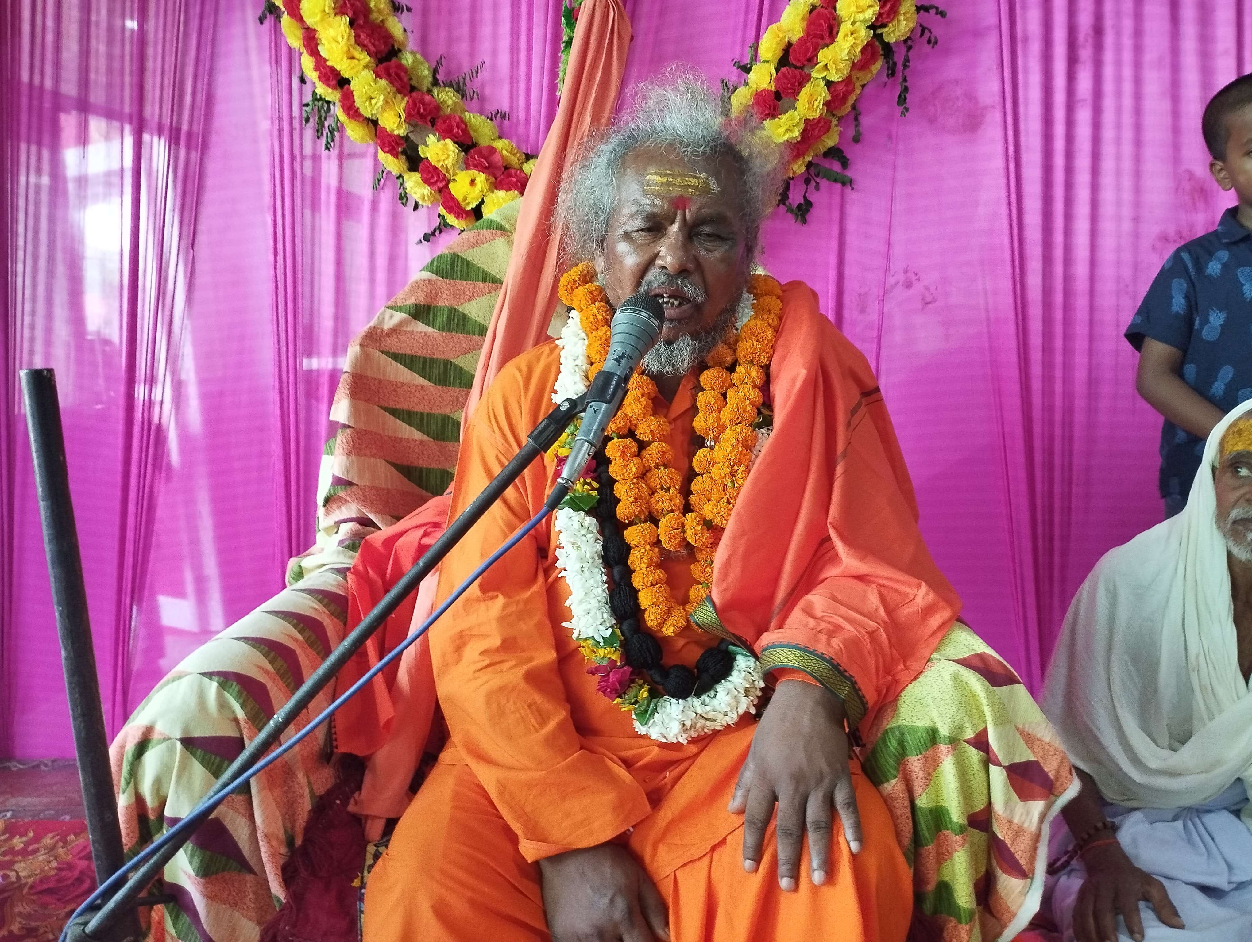 गुरू पूर्णिमा पर चिलकहर क्षेत्र योगीडीह बुढऊ गांव में अपने शिष्यों को आर्शीवचन देते स्वामी परमे
