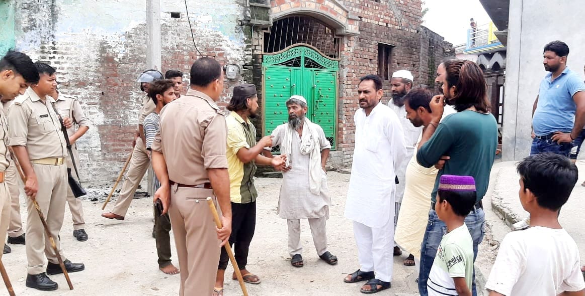 ग्रामीणों से बात करते थाना प्रभारी।