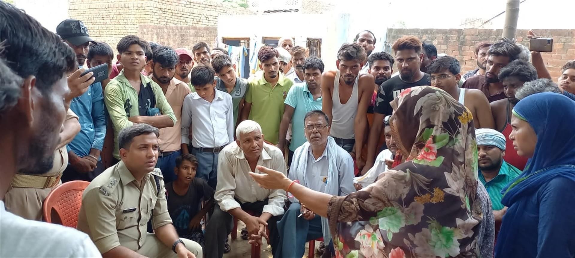 गांव भवीगढ़ में सीओ घटना की जानकारी करते सीओ। गांव भवीगढ़ में सीओ घटना की जानकारी करते सीओ।