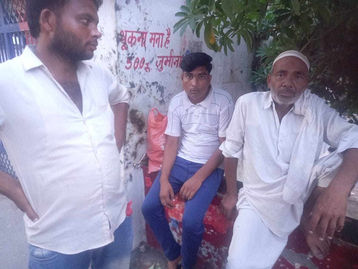 हरचंदपुर गांव में मारपीट के बाद कोतवाली में पहुंचे दूसरे पक्ष के लोग हरचंदपुर गांव में मारपीट के बाद कोतवाली में पहुंचे दूसरे पक्ष के लोग