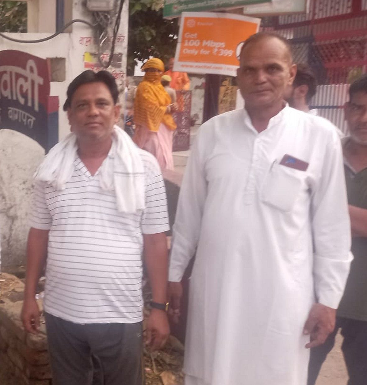 हरचंदपुर गांव में पथराव व मारपीट के बाद बागपत कोतवाली में पहुंचे एक पक्ष के लोग हरचंदपुर गांव में पथराव व मारपीट के बाद बागपत कोतवाली में पहुंचे एक पक्ष के लोग