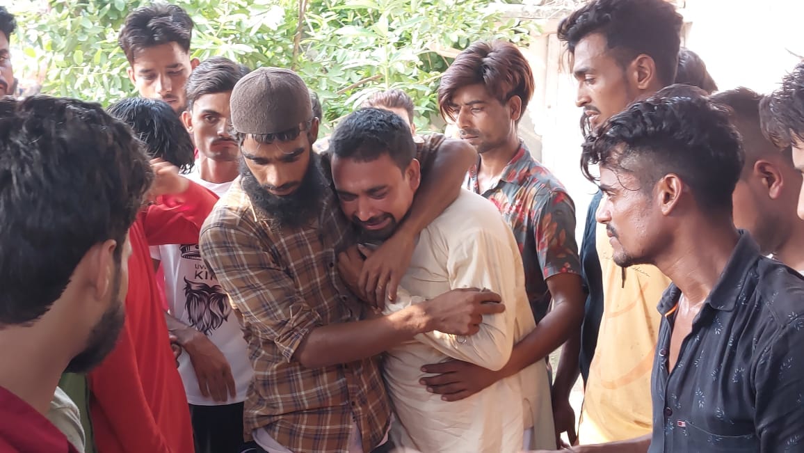 हादसे में मारे गए असलम के परिजन को सांत्वना देते ग्रामीण। हादसे में मारे गए असलम के परिजन को सांत्वना देते ग्रामीण।