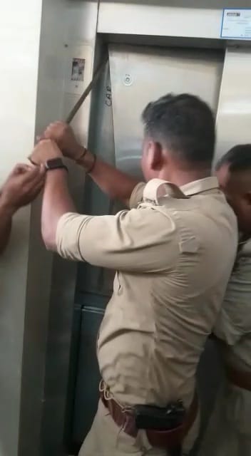 लिफ्ट को तोड़ता पुलिसकर्मी लिफ्ट को तोड़ता पुलिसकर्मी