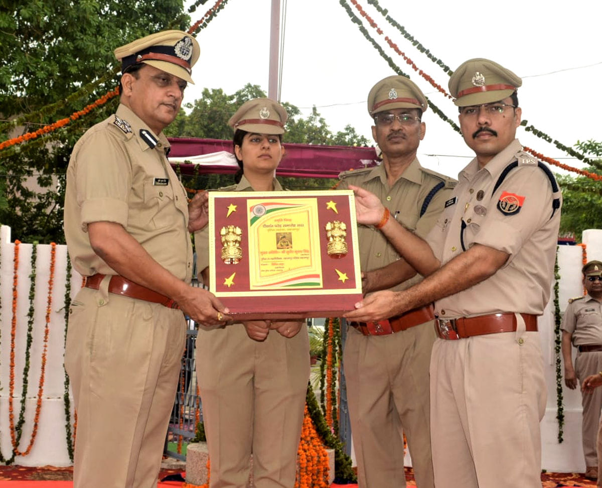 ॉलिस लाइन में आयोजित प्रेड में डीआइजी को सम्मानित करते एसएसपी
