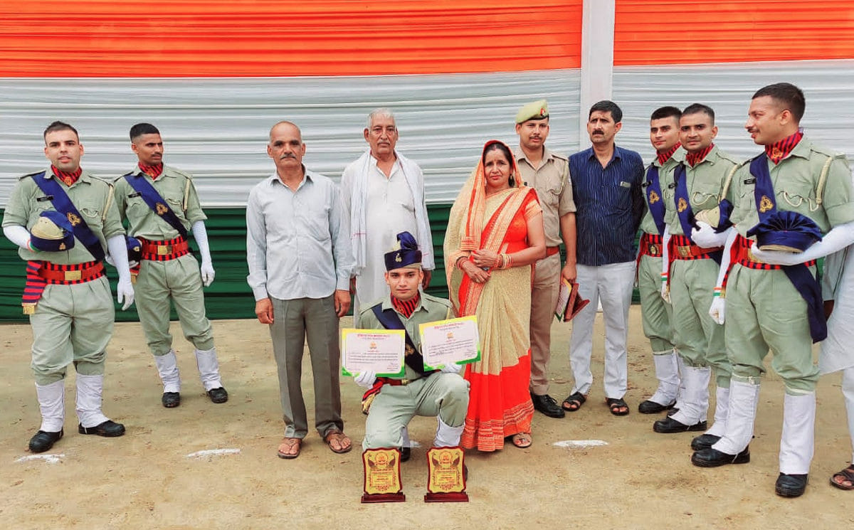 पुलिस लाइन में आयोजित प्रेड के बाद सम्मान चिन्ह व परिवार के साथ रिक्रेट