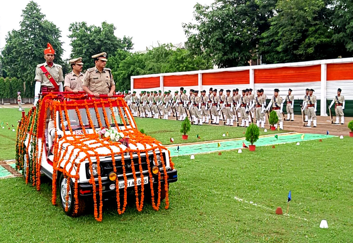 पुलिस लाइन में आयोजित प्रेड का निरीक्षण करते डीआइजी