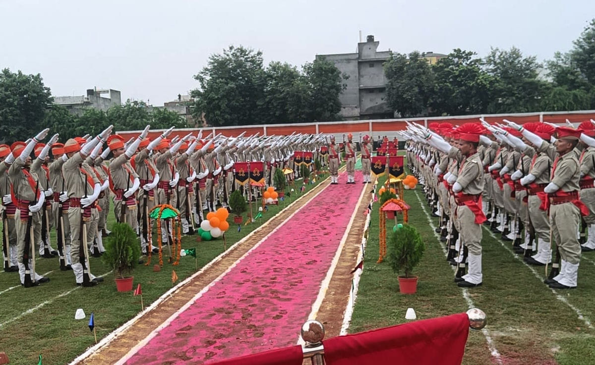 पुलिस लाइन में आयोजित प्रेड में भाग लेते रिक्रेट
