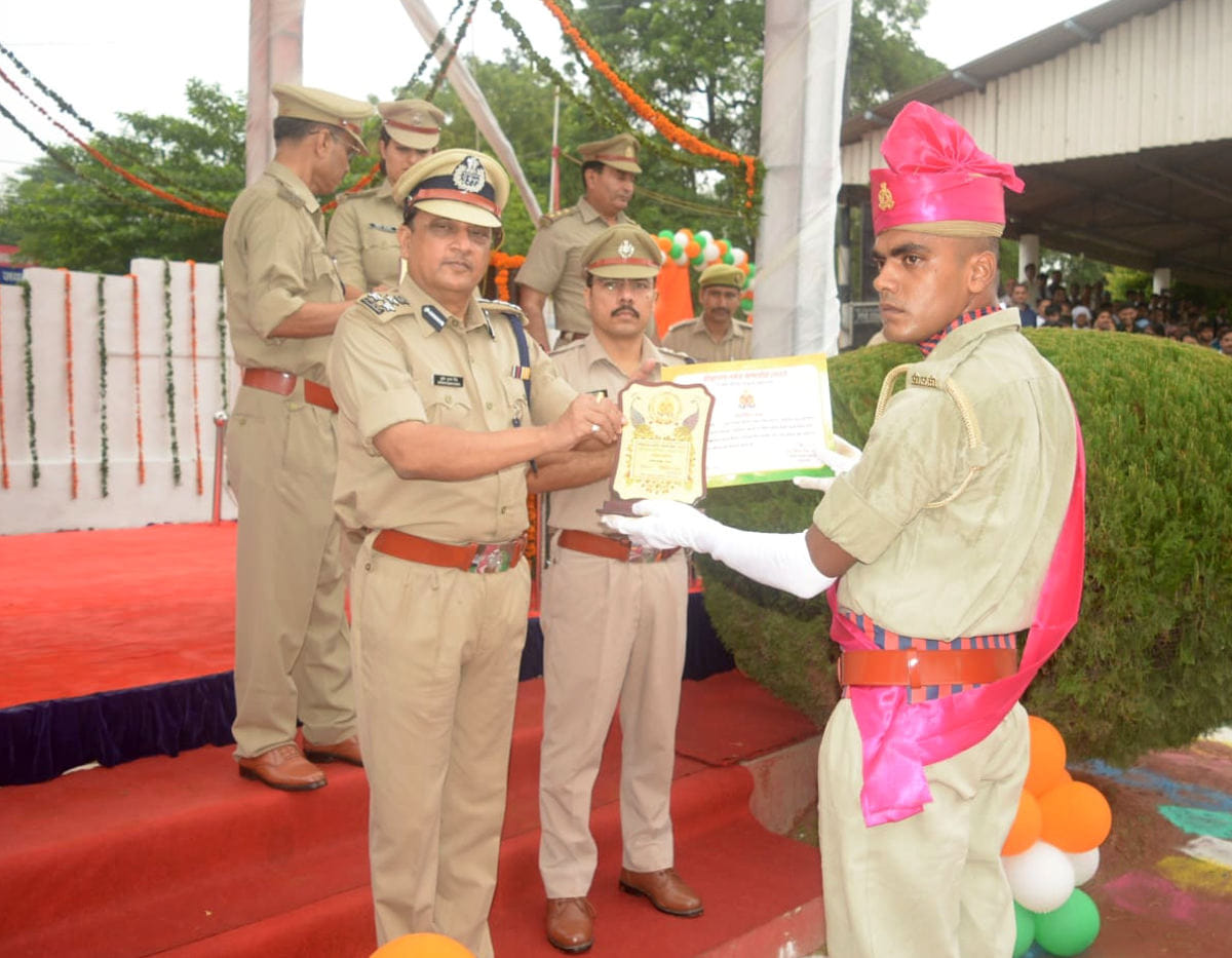 पुलिस लाइन में आयोजित प्रेड में  रिक्रेट को सम्मानित करते डीआईजी