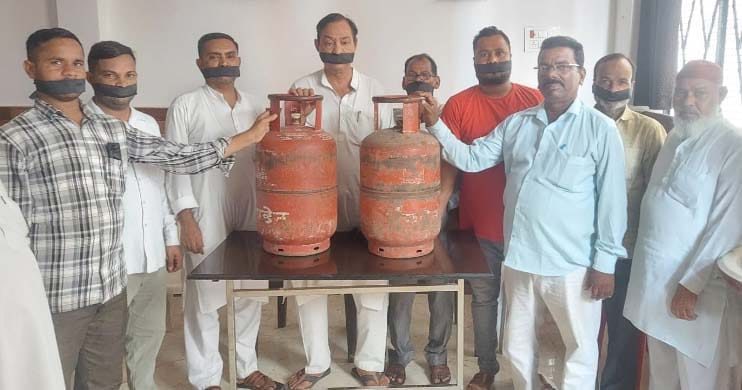 पूरनपुर में कुकिंग गैस सिलेंडरों को साथ लेकर प्रदर्शन करते सपाई। संवाद