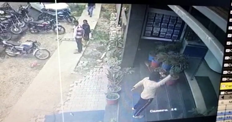 पिस्टल लोड करने के बाद हवाई फायर करता हमलावर। पिस्टल लोड करने के बाद हवाई फायर करता हमलावर।