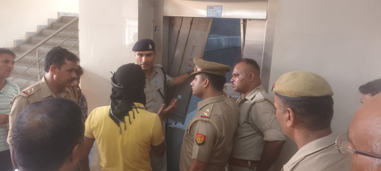 पीड़ित से जानकारी लेते अग्निशमन और पुलिस अधिकारी पीड़ित से जानकारी लेते अग्निशमन और पुलिस अधिकारी